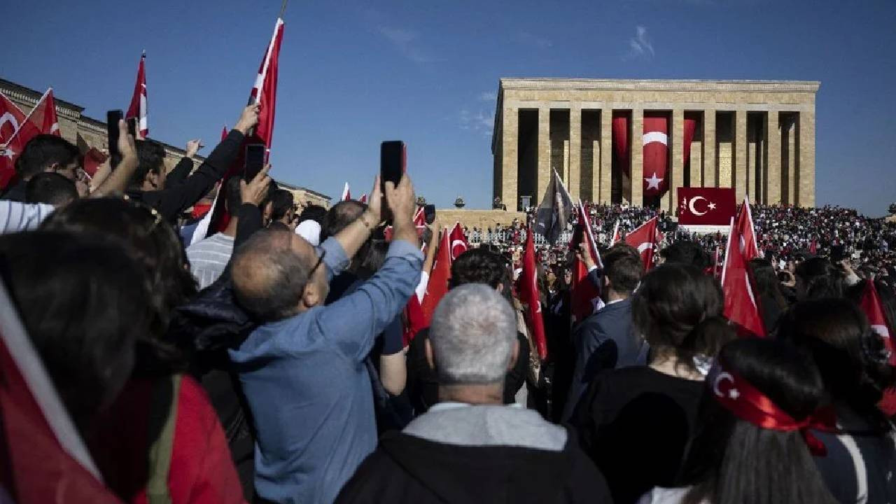 Ankara’da Cumhuriyet coşkusu: Binlerce kişi Ata’ya koştu