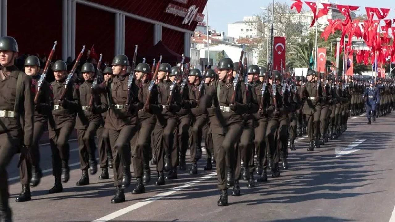 İstanbul’da Cumhuriyet coşkusu: Vatan Caddesi’nde resmi geçit yapıldı