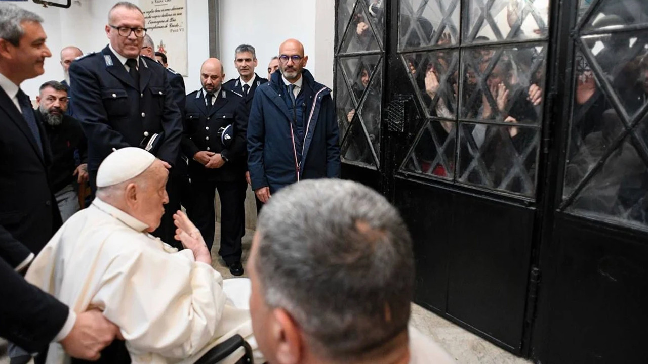 Papa cezaevindeki mahkumları ziyaret etti