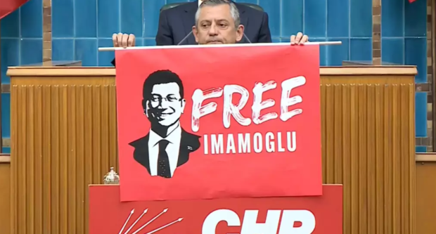 Özgür Özel'den flaş mesajlar! Kürsüden iki ahtapot gösterdi... 