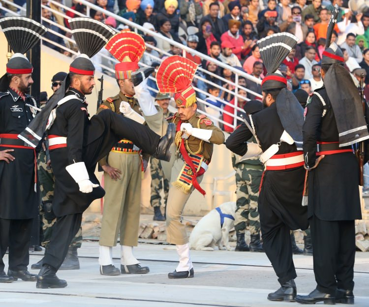 Pakistan-Hindistan sınırında 71 yıllık gelenek - Sayfa 1
