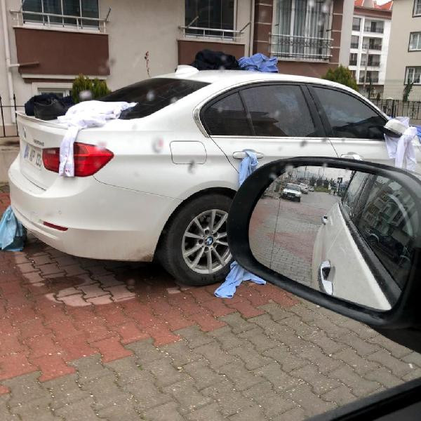 Eve gelmeyen eşinin kıyafetlerini otomobile bağlayıp not yazdı - Sayfa 1