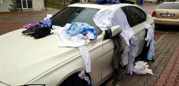 Eve gelmeyen eşinin kıyafetlerini otomobile bağlayıp not yazdı - Sayfa 4