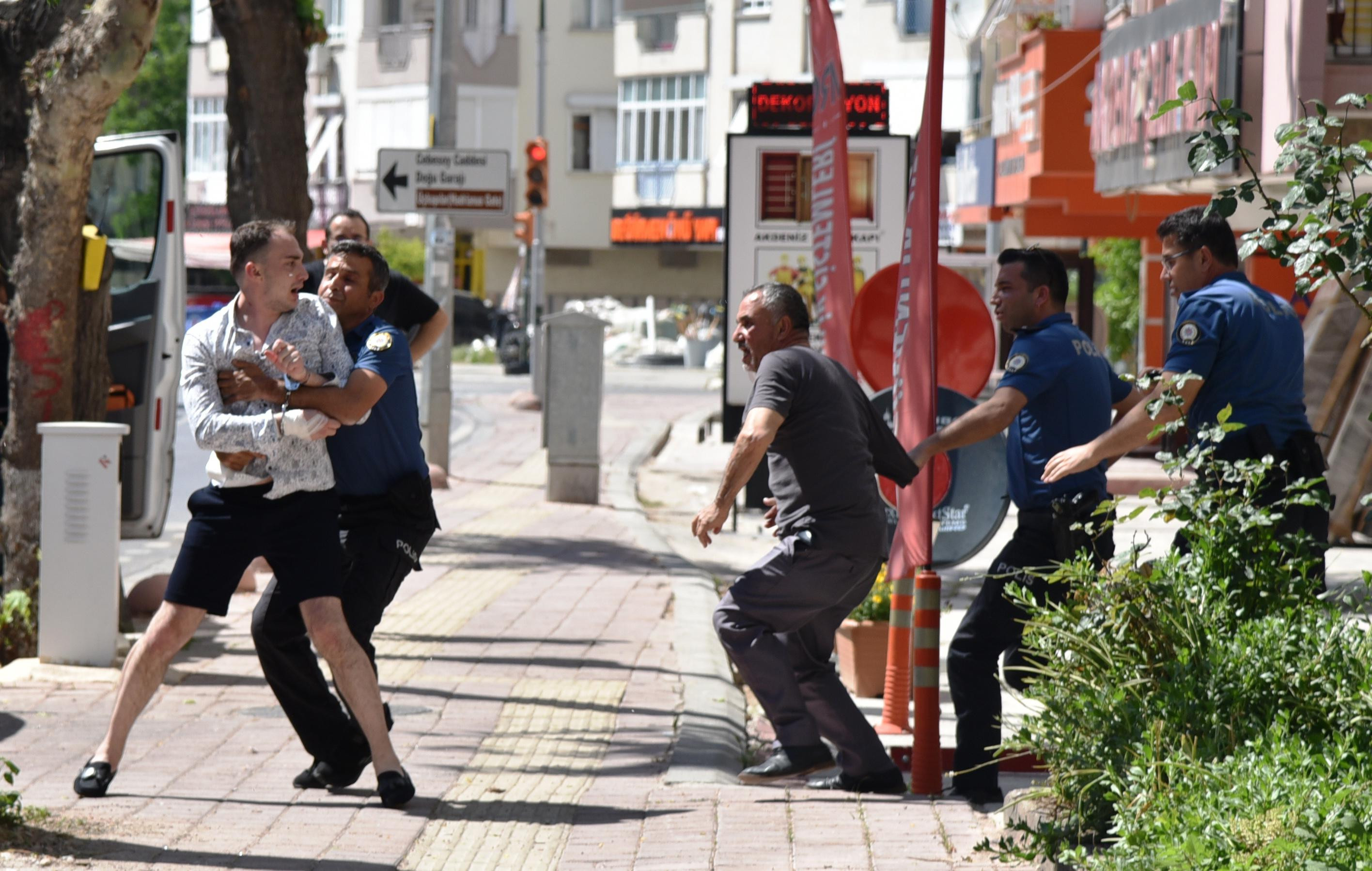 Baba-oğul kavgası! Eşyaları 7. kattan aşağı attı - Sayfa 1