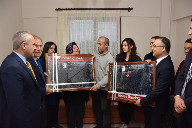 Bakan Sarıeroğlu, gaziyi ve şehit ailesini ziyaret etti 