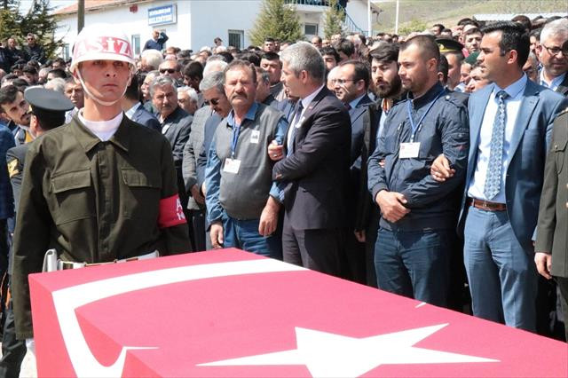 Kırşehirli şehit silah arkadaşlarının omuzlarında uğurlandı 