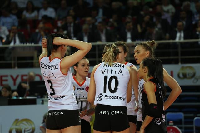 Vakıfbank seride durumu 2-2'ye getirdi