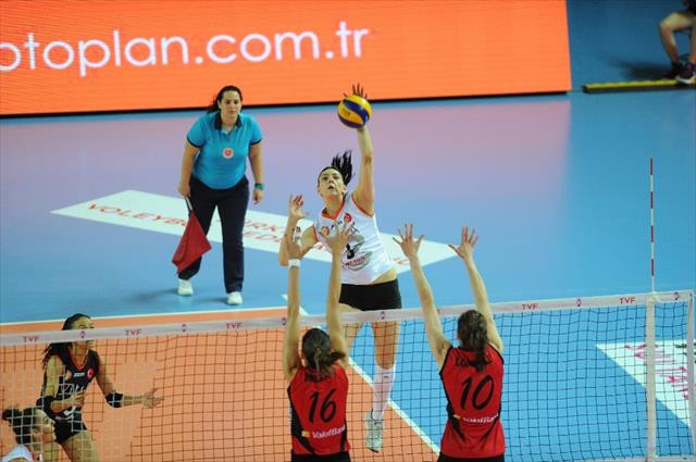 Vakıfbank seride durumu 2-2'ye getirdi