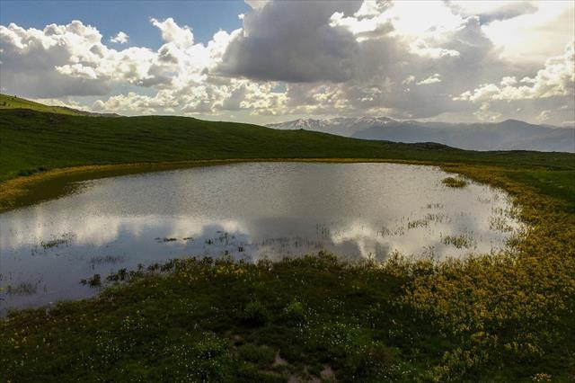 Adını efsanelerden alan ‘Dipsiz Göl' büyülüyor 
