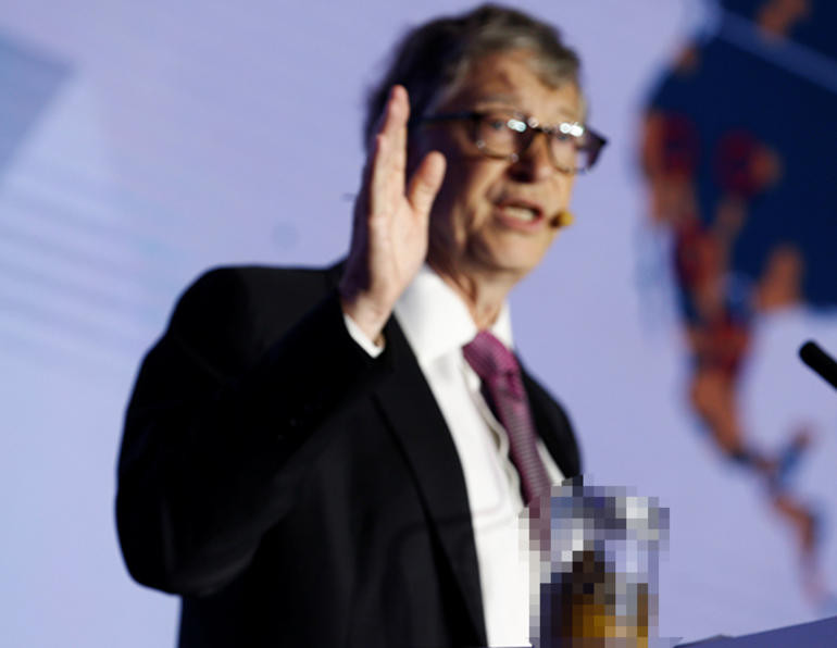 ABD'li milyarder Bill Gates insan dışkısı dolu kavanozla sahneye çıktı - Resim : 1