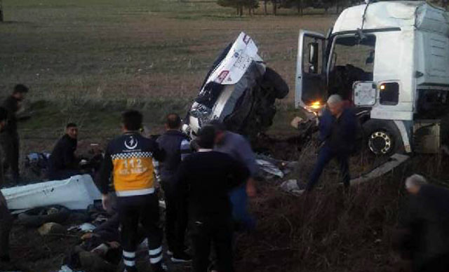 Kırşehir'de otomobille tır çarpıştı: 3 ölü, 3 yaralı - Resim : 1
