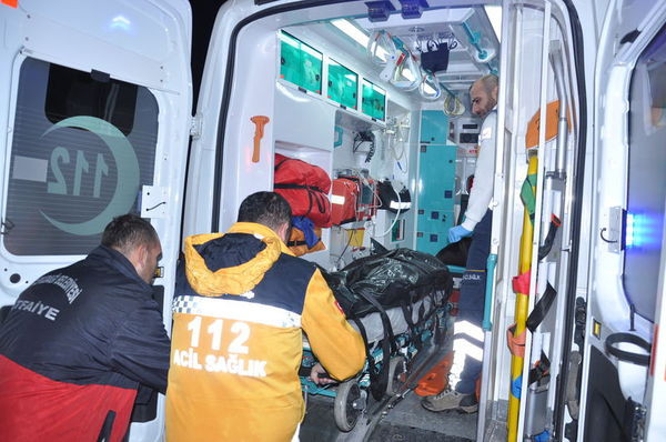 Kırşehir’de otomobil ile minibüs çarpıştı - Resim : 1