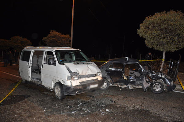 Kırşehir’de otomobil ile minibüs çarpıştı - Resim : 2