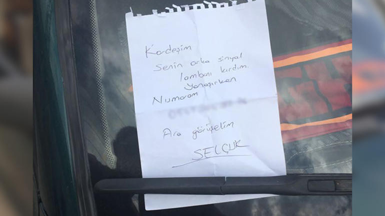 Çarptığı araca bu notu bıraktı! - Resim : 1