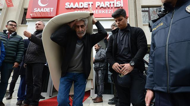 Fatih Erbakan şikayet etti, Saadet Partisi'ne haciz geldi - Resim : 1