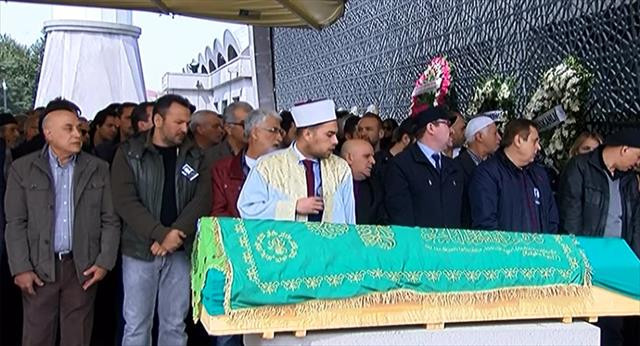 Ali Sunal gözyaşlarını tutamadı