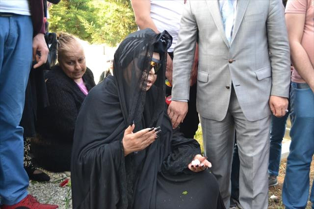 Bülent Ersoy, Aydoğan'ın mezarı başından ayrılmak istemedi