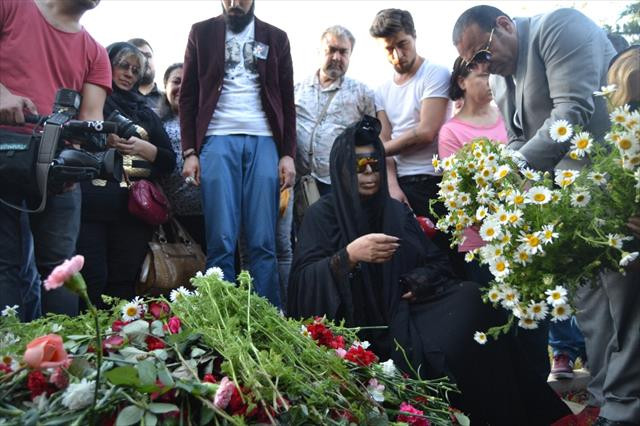 Bülent Ersoy, Aydoğan'ın mezarı başından ayrılmak istemedi