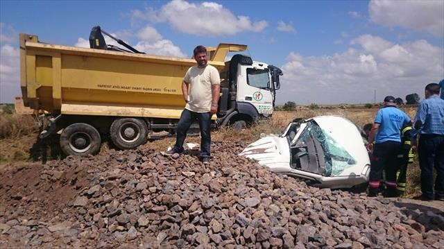 Kağıt gibi ezilen araçtan 5 kişi sağ çıktı