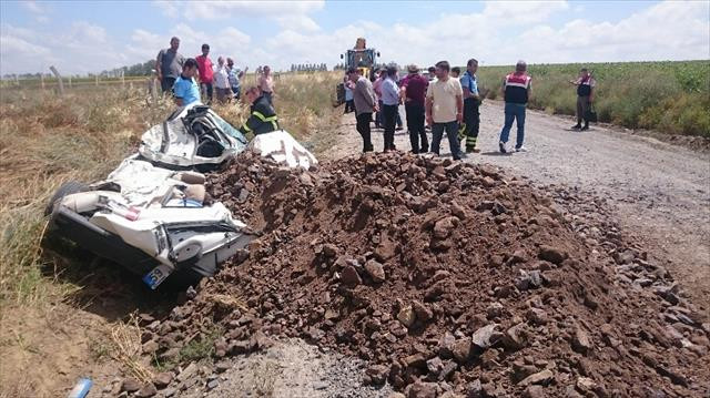 Kağıt gibi ezilen araçtan 5 kişi sağ çıktı