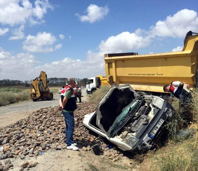 Kağıt gibi ezilen araçtan 5 kişi sağ çıktı