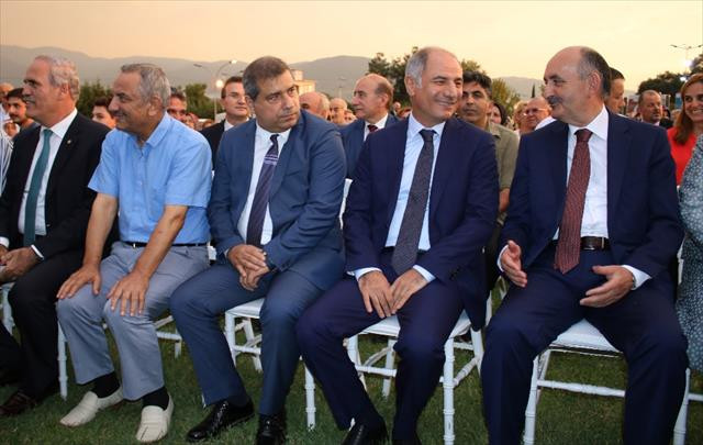 Eski ve yeni bakan nikah şahitleri oldu 