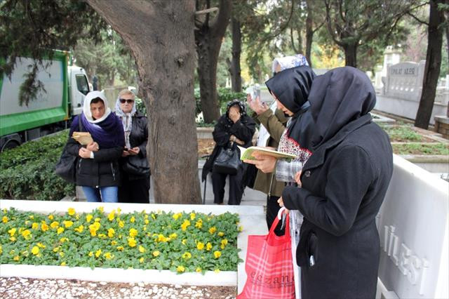 Sevenleri Kemal Sunal'ın mezarını ziyaret etti