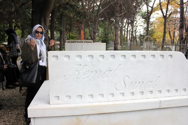 Sevenleri Kemal Sunal'ın mezarını ziyaret etti