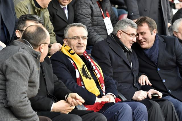 Bakan'ın da izlediği maçta olay çıktı: 19 kişi yaralandı