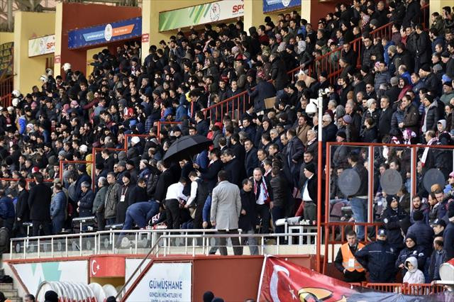 Bakan'ın da izlediği maçta olay çıktı: 19 kişi yaralandı