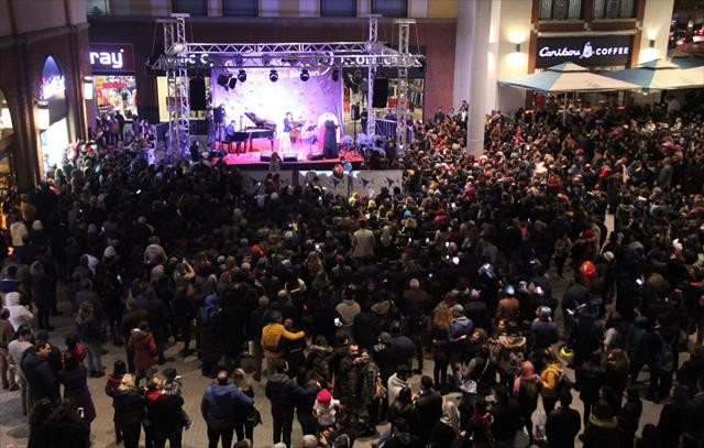 Zuhal Olcay, Mersinlilere unutulmaz bir gece yaşattı 