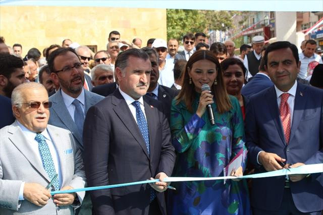 Gençlik ve Spor Bakanı 40 davul-zurna ile karşılandı