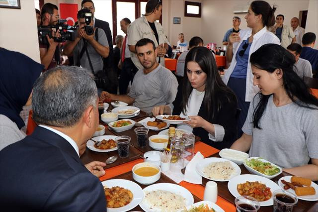 Yemek sırasında Bakan var