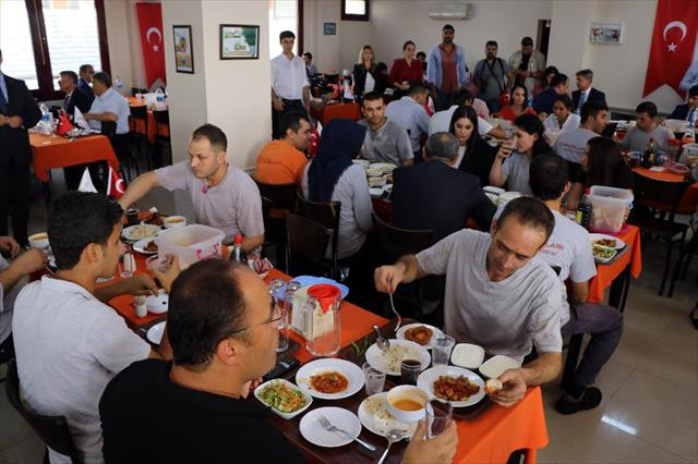 Yemek sırasında Bakan var