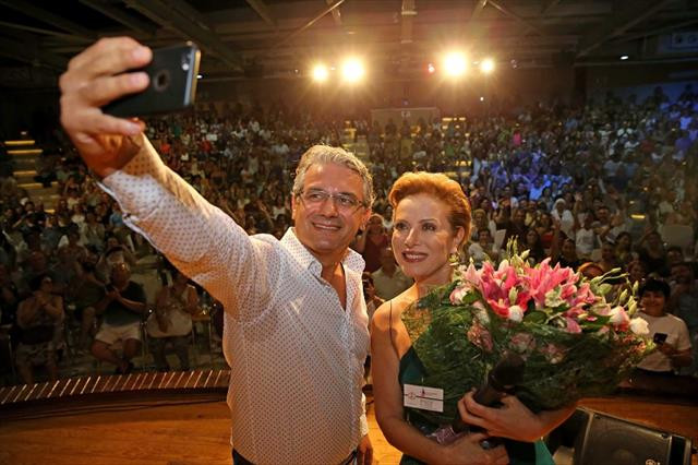 Zuhal Olcay 8 yıl sonra tiyatro sahnesinde